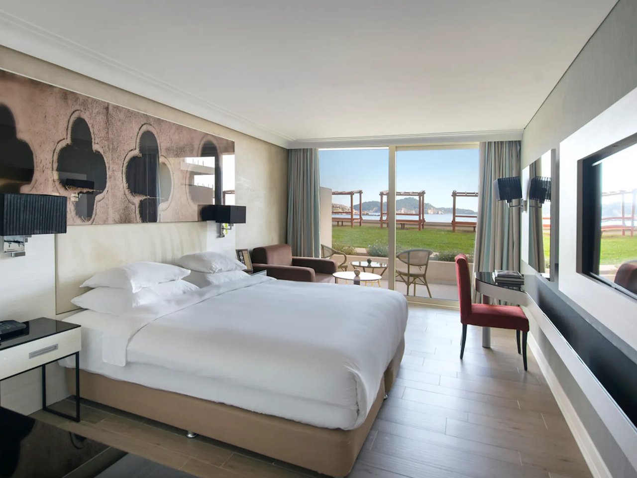 Superior Room with Garden View Partial Sea View with King Size Bed